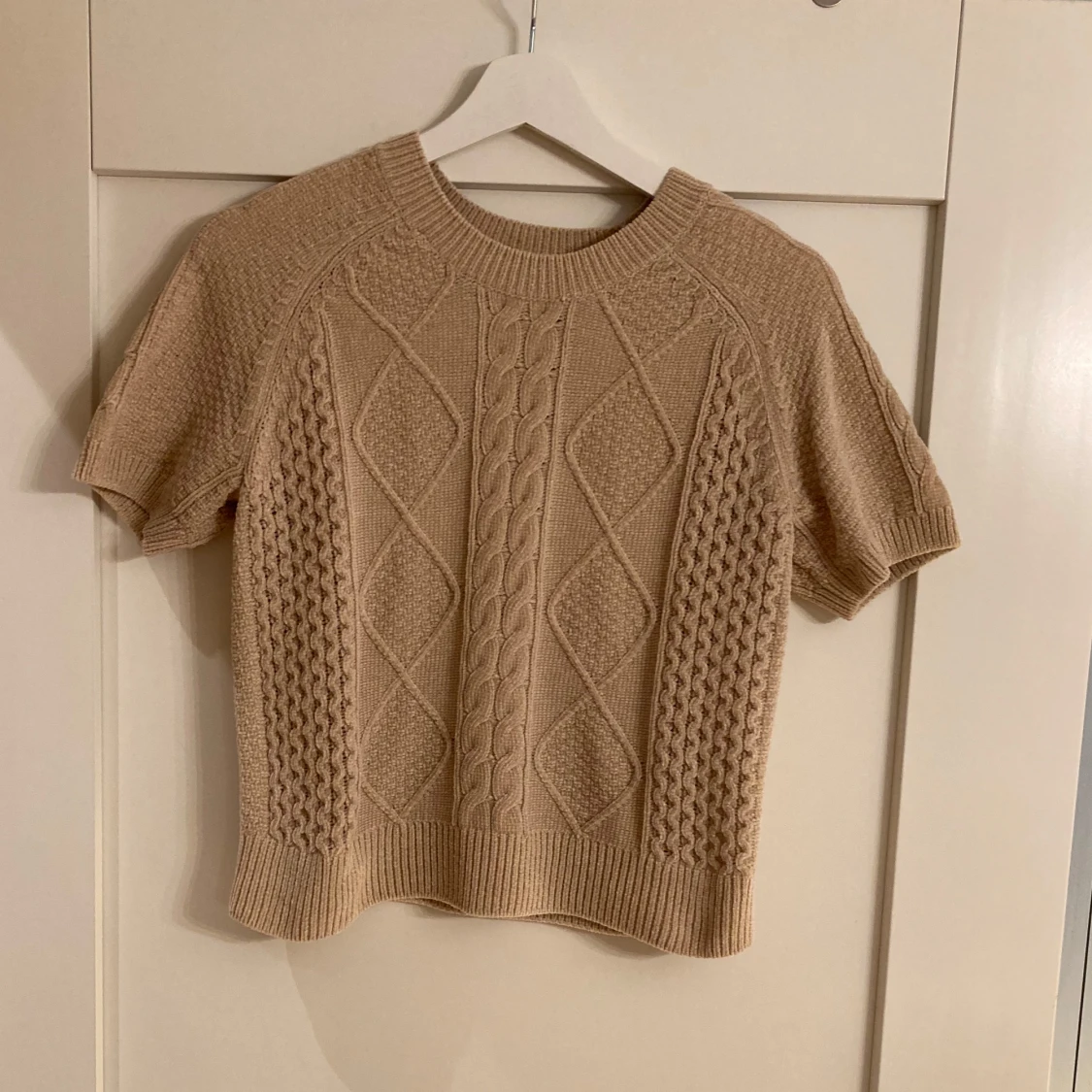 Beige stickad kortärmad tröja - 91