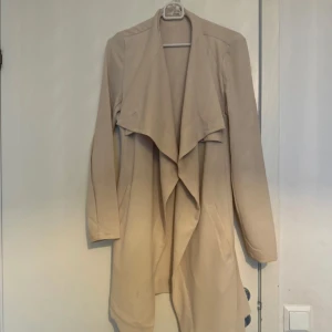 Beige kappa - Tunn kappa som är perfekt för vår, sommar