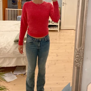 Cerise stickad tröja - Säljer denna nästan oanvända cerisefärgade tröjan. Supermysigt material och cool färg! 