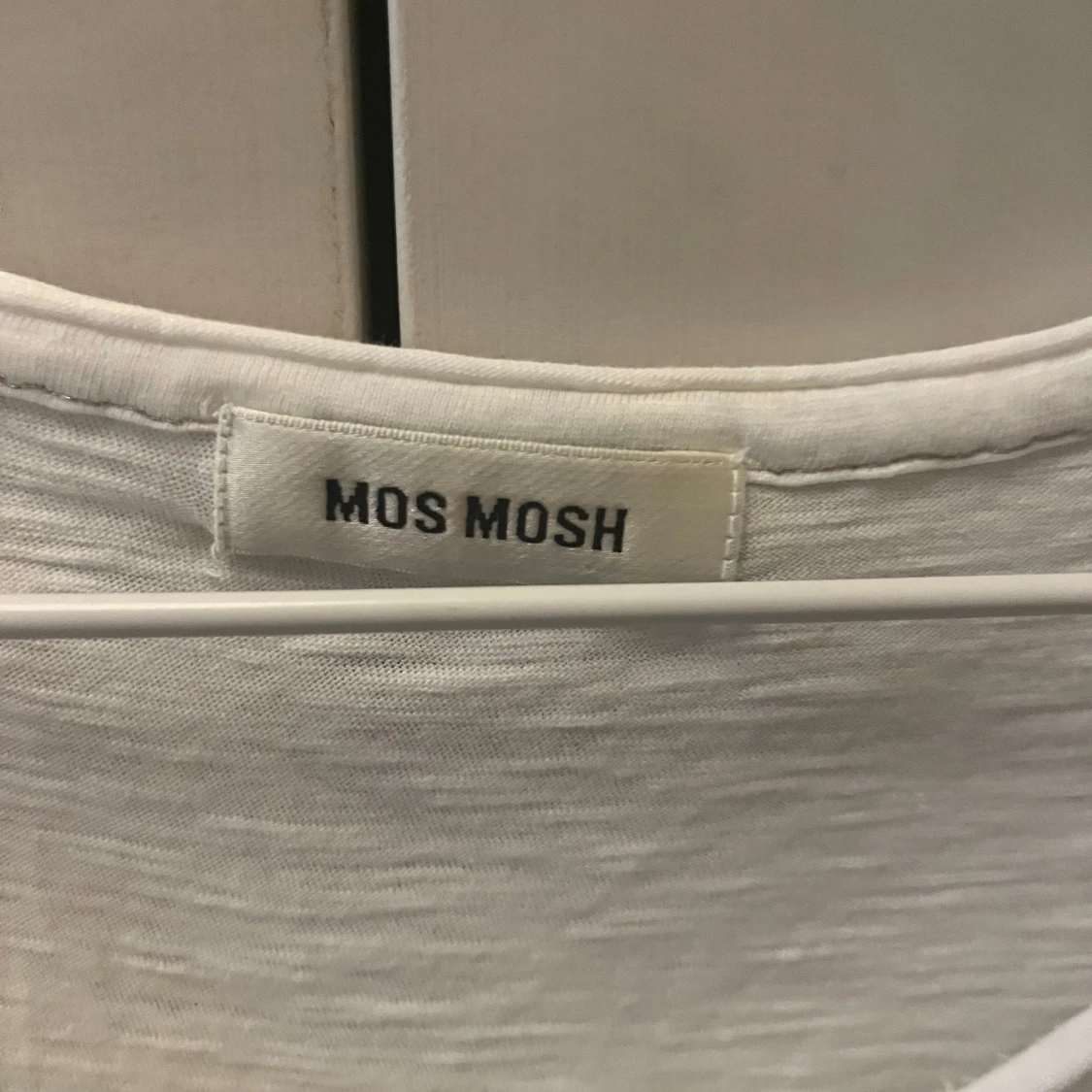 Vit t-shirt med broderade detaljer från Mos Mosh - 90