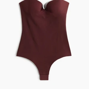 Vinröd body i mikrofiber - Hej! Säljer den här jätte fina bodyn som är helt slutsåld från hm🥰 Storlek 80C, oanvänd! Finns band till.