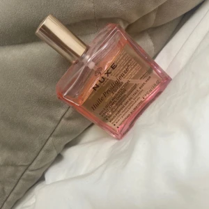 Nuxe olja - Testat 2 gånger helt ny doften va inte för mig. Funkar på hår, ansikte & kropp🌸