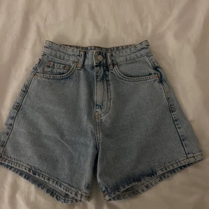 Jeans shorts  - Jätte fina jeans shorts får Gina Tricot som blir för små. Säljer i storlek 30 för 170kr + du betalar för frakten. 💗