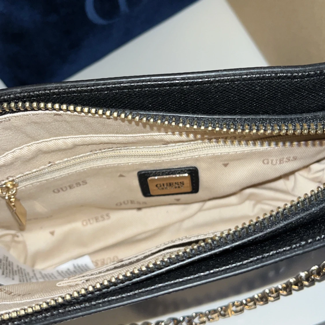 Handväska GUESS - 92