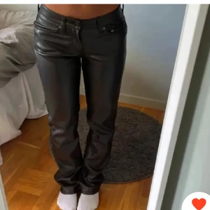 Skinnbyxor från Lager 157  - (Lånade bilder!!) Skitsnygga skinnbyxor från lager 157,köpte nyss från en tjej på plick men de passade tyvärr inte mig. De är inprincip nya! Pris kan diskuteras vid snabb affär🥰