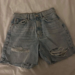 Jeans shorts  - Snygga jeans shorts som är för små köpte från Gina Tricot! Säljer för 270kr + du betalar för frakten. 💗