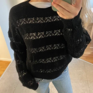 Stickad tröja - Älskar denna stickade topp med spets, den funkar både till vardags och fest pga de coola detaljerna😍
