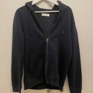 Pier one zip hoodie - Säljer nu min Pier one zip hoodie i storlek S färg mörkblå kond 9/10 hör av er vid frågor eller funderingar 