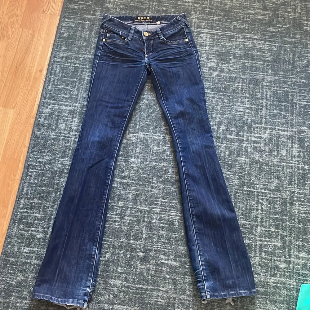 skit snygga lågmidjade jeans i storlek w25 vilket motsvarar en xs/s, slitna där nere men inget man tänker på! köpte på plick för ett tag sen och har inte använt så mycket sen dess❤️🥰. Jeans & Byxor.