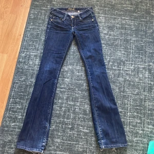 lågmidjade jeans - skit snygga lågmidjade jeans i storlek w25 vilket motsvarar en xs/s, slitna där nere men inget man tänker på! köpte på plick för ett tag sen och har inte använt så mycket sen dess❤️🥰