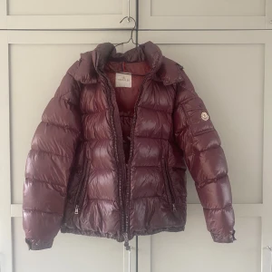 Moncler maya - En vinröd moncler maya i bra skick size Xl men sitter som L säljer dyrt för använder den forf dagligen