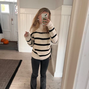 Randig söt stickad tröja - Säljer nu denna randiga stickade tröjan som är sååå höstig!! ❤️🍁😘är storlek S men funkar även för xs och m. Kontakta mig för fler bilder eller frågor annars är det bara att klicka på ”köp nu”!