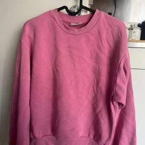 Rosa sweatshirt - Rosa sweatshirt från ginatricot i storlek xs. Välanvänd och en fläck som ej går bort 💖
