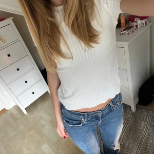 Vit ribbad t-shirt - Säljer en snygg vit ribbad t-shirt från lindex. Den har en tightare passform pga är i barnstorlek. Perfekt för både vardag och festliga tillfällen. 