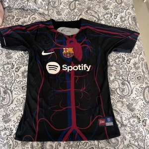 Fotbollströja  - Säljer nu denna FC Barcelona x Patta tröjan. Släpptes som match uppvärmningströja säsong 23/24. Helt oanvänd men har dock tagit av taggen. Väldigt snyg och unik tröja, storlek S och liten i storlek.