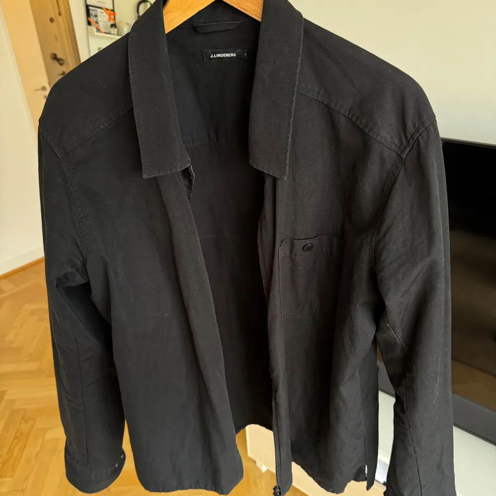 Svart overshirt från J.Lindeberg i storlek L. Liten i storleken. Känns som en M. Använd en höst och fortfarande som helt ny, säljs pga för liten i storleken. Jag hade behövt XL för en mer oversized look (188/90 kg). . Skjortor.