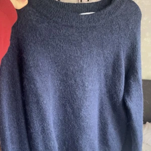 Blå stickad tröja  - Har inte kommit till användning 