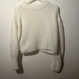 Vit stickad tröja  - Jätte fin stickad tröja den är ganska kort vid magen 