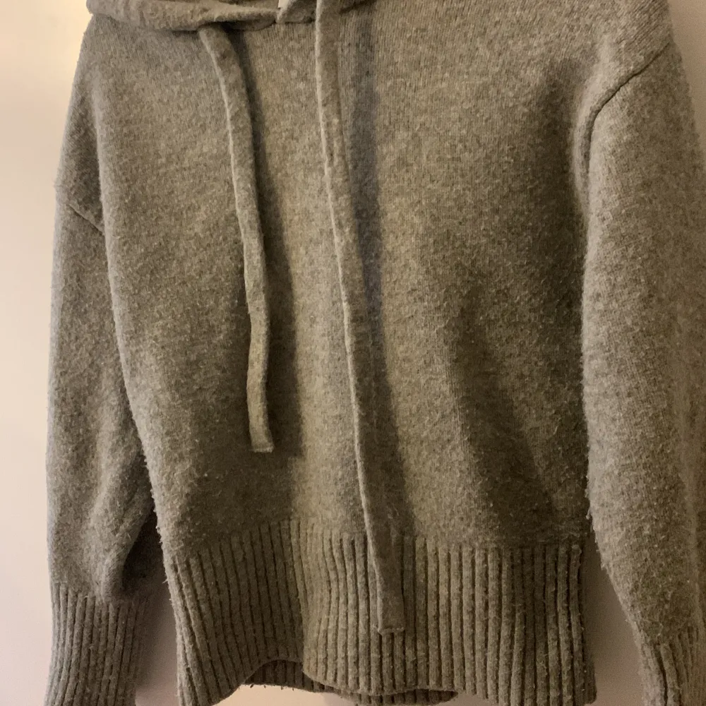 Köpt för ungefär 600kr och säljer för 350kr. Den är i bra stick och passar bra för hösten💗Hoodien är i storlek S men passar även i XS.. Hoodies.