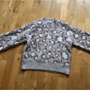 Leopard tröja - Stickad skön leopard tröja från MNG i storlek XS. Användes mycket och är lite nopprig💕