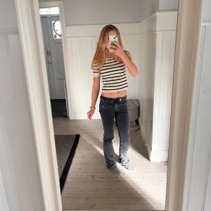 Skitsnygg kortare och tjockare t-shirt - Nu säljer jag denna jättesnygga tjockare t-shirten då den tyvärr inte kommer till någon större användning. Bra skick, inga defekter 🥰 om ni inte har några frågor så är det bara att klicka på ”köp nu”!❤️❤️❤️