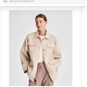 STYLEIN kappa/jacka Taranto Wool Overshirt - Beige - Storlek L Beige overshirt från Stylein. Tillverkad i en ullblandning. Jackan har en boxig och lätt utsvängd over-shirt siluett med vida hellånga ärmar. Det är den perfekta övergångsjackan gjord för alla tillfällen.