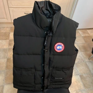 Canada goose väst - En jättefin canada goose väst som är  oanvänd pga av slitningen inuti västen som man inte lägger märke till. Storleken är för juniorer. Pris kan diskuteras vid snabbaffär 