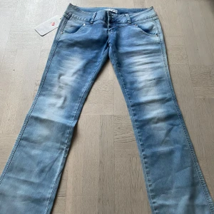 Lågmidjade Jeans💙 - Superfina lågmidjade bootcut jeans! Säljer då dom tyvärr inte passade mig🙏 Dock stretchigt material! Helt nya med lapp på. Midjemåttet: 41cm  Innerbenslängd: 86cm 