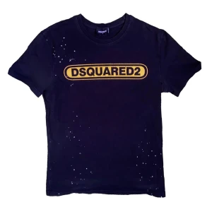 Dsquared2 T-shirt - - Black W/ Yellow Monogram - Storlek: Large - Fint skick (9/10) - Nypris: 2500 SEK