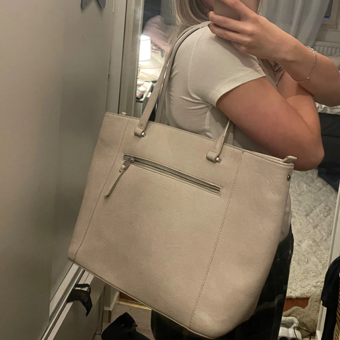 Beige axelväska med dragkedja - 91