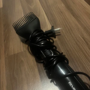 Remington hårfön - Hår fön från Remington, köpt i Netonnet. Använt några gånger, i mycket bra skick.  Fönen har 4 tillbehör plus en svart väska som kom med.