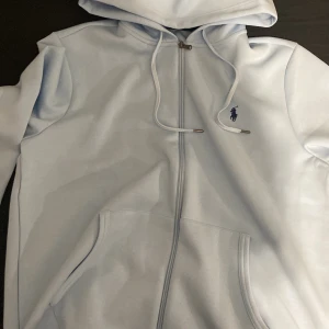 Ralph lauren zip hoodie - Säljer denna snygga baby blåa hoodie då den är för stor på mig och jag har ångrat mig med mitt köp. Den har inte varit använd