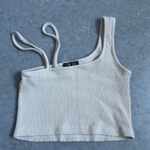 Topp med olika axelband - Kroppad linne från Berskha. Storlek M egentligen men skulle säga att den mer är S/XS. Använd en gång.