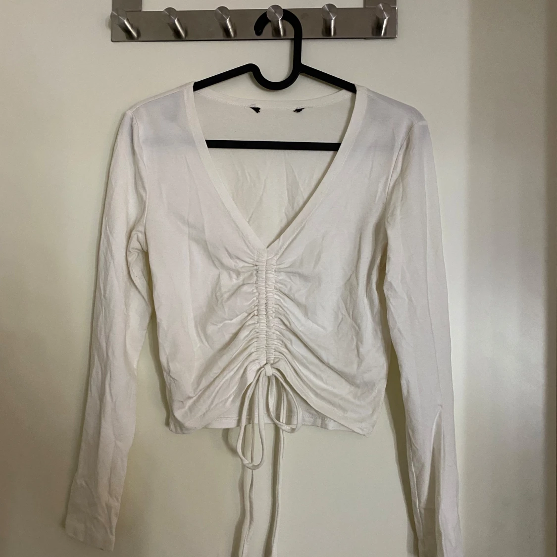 Vit långärmad topp med knytning