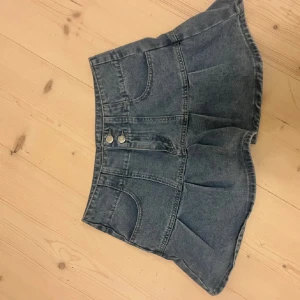 Volang jeans kjol - As söt aldrig använd jeans kjol köpt utomlands❤️