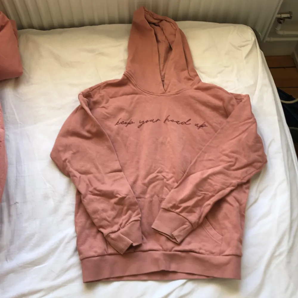 Rosa/ korall hoodie. 💕Färgen ser svagare ut på bilderna än vad den är på riktigt. Priset kan diskuteras🎀Den har en pytteliten fläck på ryggen som knappt syns. Det står 14 år som storlek men skulle säga att den passar xxs/xs. . Hoodies.