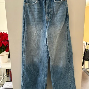 Blåa högmidjade jeans  - Blåa högmidjade jeans från Gina i storlek 32 nästan oanvänd o säljs pågrund av att dom inte används behövs tvättas men har inga fläckar eller hål +frakt