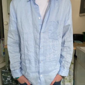 Linne skjorta - Säljer nu denna riktigt feta linneskjorta! Skicket är 10/10, köpt för 900, skriv om ni funderar på något!