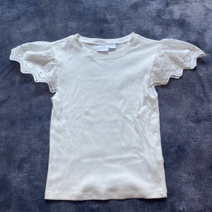 Fin volangtopp 🏄‍♀️ - Jätte fin blus! Verkligen aldrig  använd förutom provning.🌼 Den är i barnskorlek  146/152 men passar för de som har xs/s . Säljer för att den inte kommer till användning🥰 köpt på Gina Tricot i juni🐚inga defekter alls , tvättas innan postning 