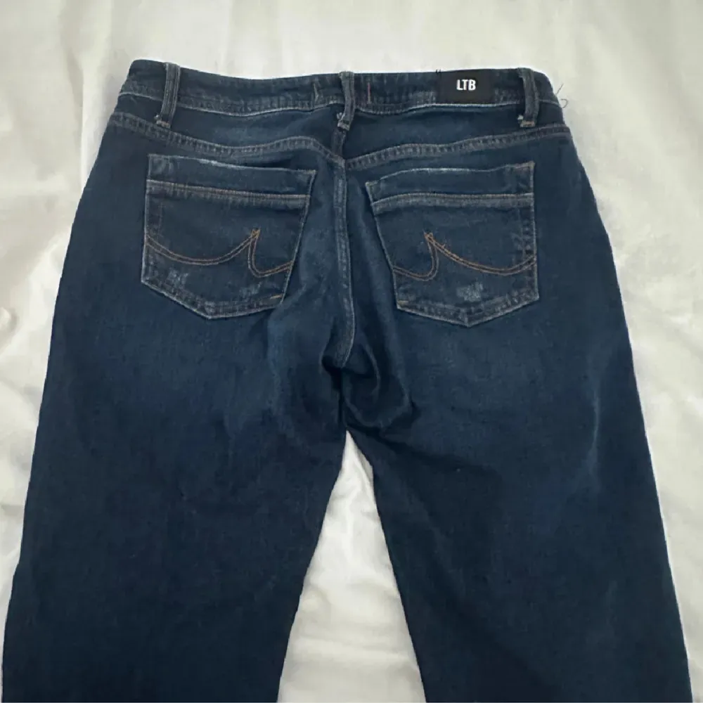 Fina ltb jeans i storlek 28/30, köpta här på plick men säljer då de inte passade💕 De är uppsydda men passar nån som är ca 165, väldigt fint skick! Skriv vid frågor och kom gärna med prisförslag💓. Jeans & Byxor.