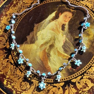 Blåblommigt halsband - Sött vintage halsband med blå blommor och mörk kedja. 🩵