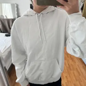 Vit hoodie från monki Har en liten fläck på armen men som knappt syns annars allt bra