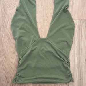 Top - Halter neck top i grönt från BIK BOK. Storlek S. Använd ett fåtal gånger som i Nyskick!!