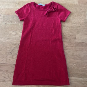 Julig klänning  - En rödglittrig klänning, bra skick och perfekt till julafton 