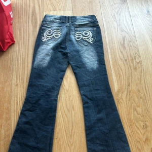 Jättesnygga jeans  - Jättesnygga jeans som är lågmidjade med tryck 😻 Vintage 2000s  Obs korta ! 