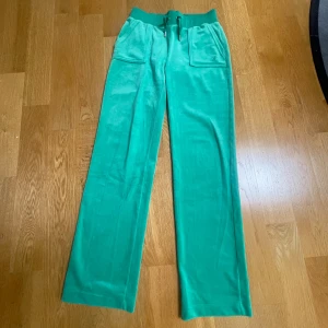 Juicy Couture byxor - Säljer mina Juicy Couture byxor i storlek S. Endast använda ett fåtal gånger och är i bra skick. Säljer pga att de är lite för stora. Nypriset är 1199kr, säljer för 400kr