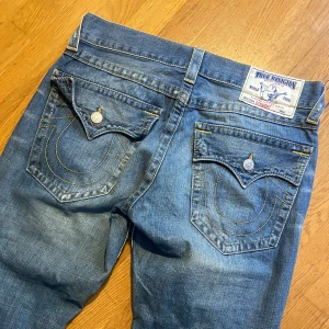 True religion jeans - Sjukt snygga true religion jeans med coola detaljer!! Dm för fler bilder😄😄
