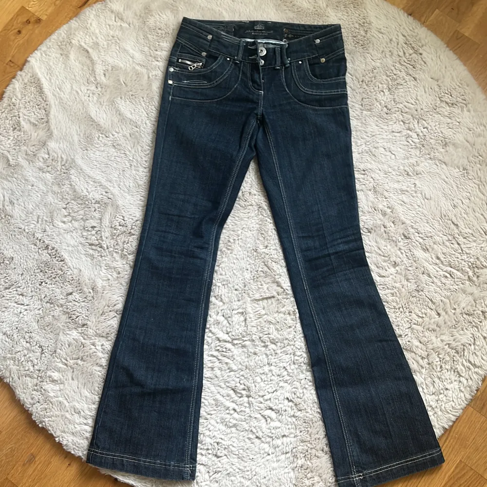 Super snygga lågmidjade original Jeans från River Island. Dom är bootcut i strl 34 och säljer då dom tyvärr är för små. OBS! dom är väldigt små i storleken. Jeans & Byxor.