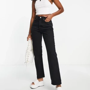 Weekday jeans - Gina jeans ifrån weekday, perfekta inför hösten! 🍂 I modellen ROWE, nypris 679kr på zalando.