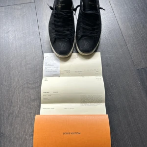 Louis Vuitton skor - Hej säljer dessa fräscha LV skor, dessa skor har nästan aldrig använts, kvitto finns!, skorna är i bra skick 8/10, dessa skor är riktig trendiga och många ungdomar använder dessa skor med andra ord riktigt populära 👍